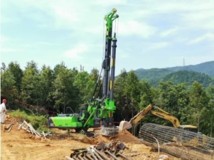 Horizontal Hydraulic Piling Rig Low Headroom Drilling KR300ES 320kN.M Height 11087